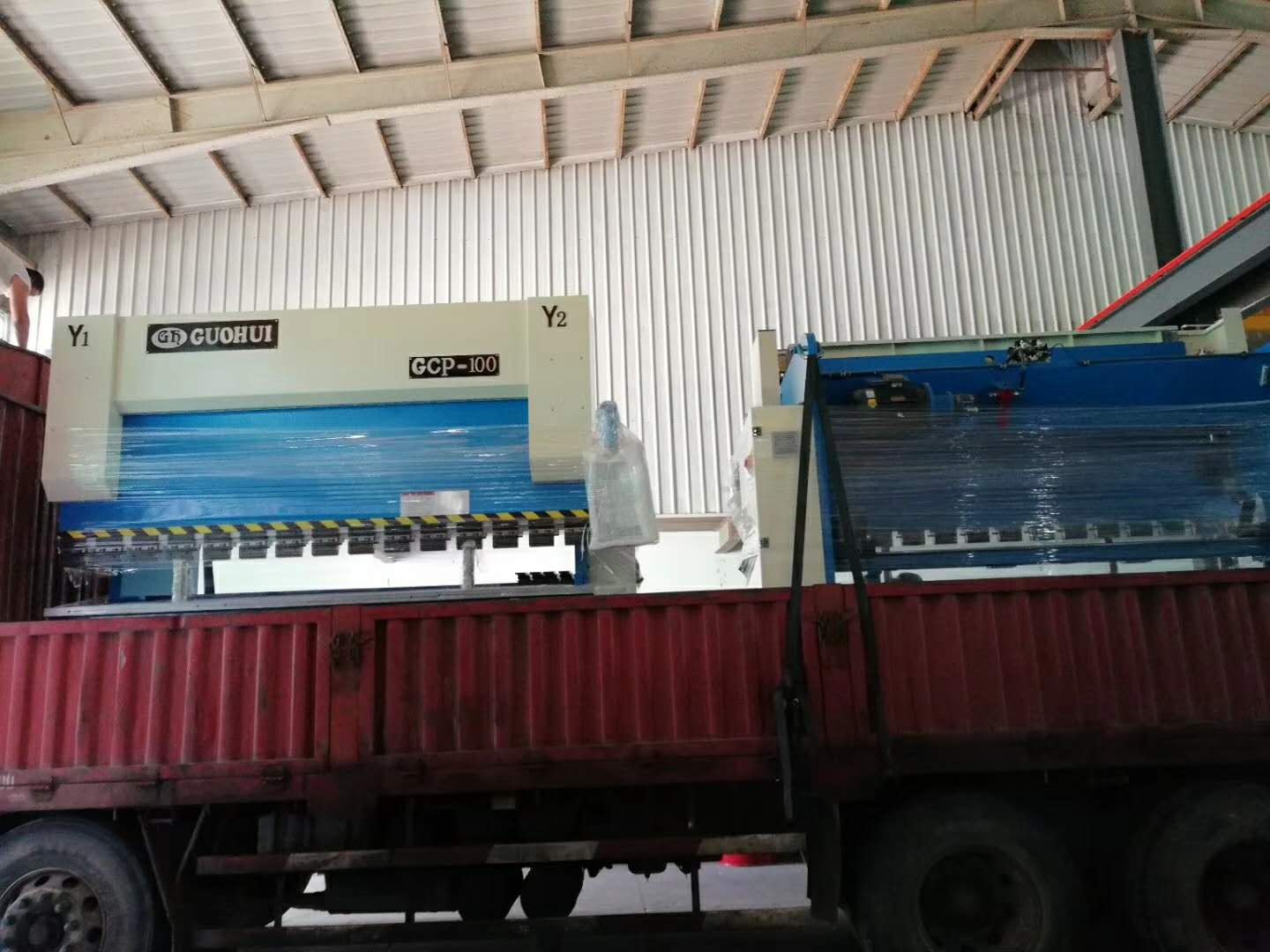 衷心感謝吳總訂購國輝5臺(tái)折彎機(jī)2臺(tái)刨槽機(jī)